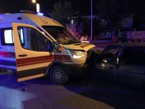 (Düzeltme) Ambulans İle Otomobil Çarpıştı: 7 Yaralı