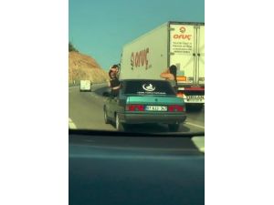 Otomobilin camından sarkan kadınların pes dedirten yolculuğu