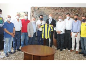 İskenderunlu Fenerbahçeliler Kaymakam Yönden’e Forma Hediye Etti