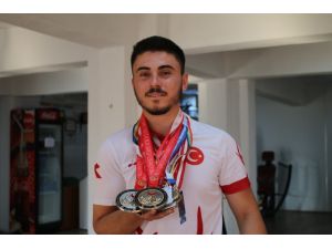 Annesinin 80 Liralık Pazar Parasıyla Spor Salonuna Yazıldı, Dünya 4.’sü Oldu