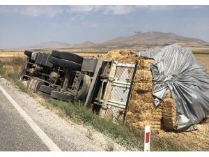 Saman Yüklü Kamyon Devrildi