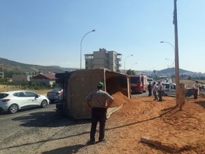 Mucur Yüklü Kamyon Yayaların Üzerine Devrildi: 1 Ölü
