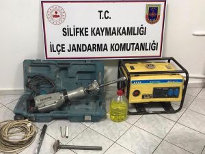 Mersin’de Kaçak Kazı Yapan 4 Kişi Suçüstü Yakalandı