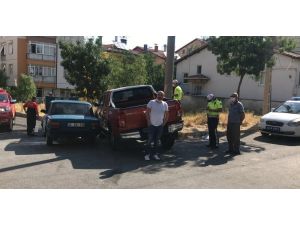 Otomobille Kamyonet Çarpıştı: 2 Yaralı