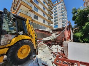 Alanya Belediyesi kaçak büroyu yıktı