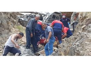 Uçurumdan Yuvarlanan Kamyonet Hurdaya Döndü... Kamyonette Sıkışan Çifti İtfaiye Ekipleri Kurtardı