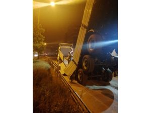Seyir Halindeyken Tır Dorsesi İkiye Ayrıldı
