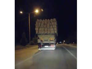 Kamyonun Arkasında Patenle Tehlikeli Yolculuk