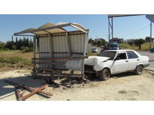 Otomobil durağa daldı:1 yaralı