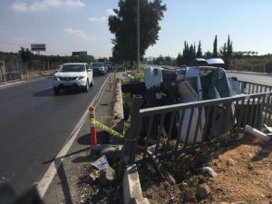 Kamyon İki Köprü Arasına Düştü