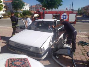 Yaşlı adam, sıkıştığı araçtan kapı kesilerek kurtarıldı
