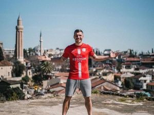 Podolski’den ’Antalyaspor’da Mutluyum’ Paylaşımı