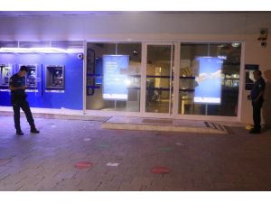 Atm Kartını Yutunca Yetkiliye Ulaşmak İçin Bankanın Camını Kırdı