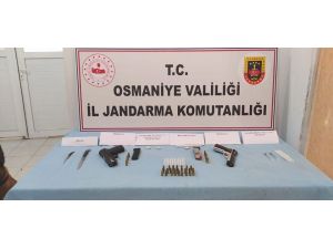 Jandarmadan Kaçan Araçtan Uyuşturucu Ve Ruhsatsız Silah Çıktı