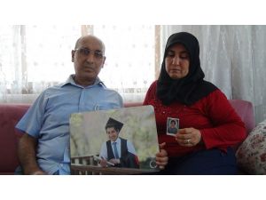Kaybolan oğullarını gözyaşları içerisinde bekliyorlar