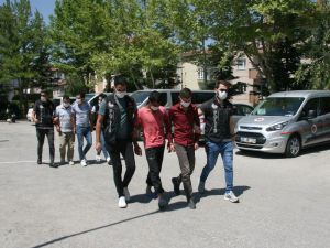 Adliyeye Sevk Edilen Uyuşturucu Zanlısı Babasının Arkasından Böyle Bağırdı: