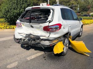 Engelli sürücü ve ailesi kırmızı ışıkta ölümden döndü