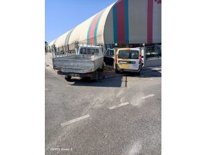 Hafif Ticari Araç İle Kamyonet Çarpıştı: 2 Yaralı