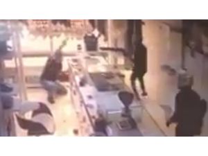 Mersin’deki Kuyumcuya Silahlı Saldırı Kamerada