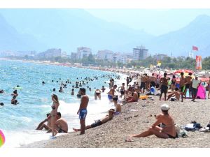 Termometrelerin 41 dereceyi gösterdiği Antalya’da sahillerden sosyal mesafe ve maskesiz görüntüler