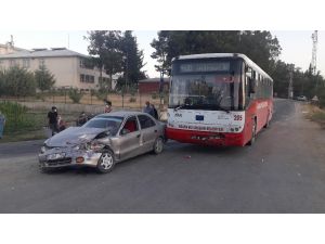 Belediye Otobüsü İle Otomobil Çarpıştı: 2 Yaralı