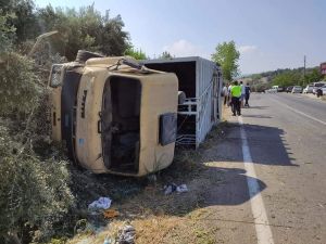 Lastiği Patlayan Çöp Kamyonu Devrildi: 3 Yaralı
