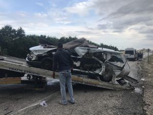 Otomobil İle Kamyonet Çarpıştı: 1 Ölü, 5 Yaralı