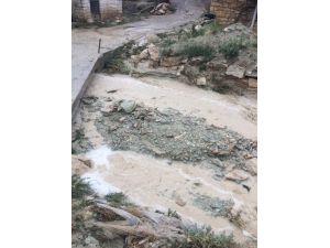 Korkuteli’de aşırı yağış su baskınlarına neden oldu