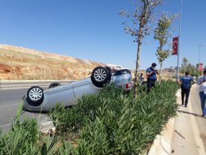 Orta Refüje Çarpan Otomobil Takla Attı: 2 Yaralı