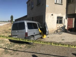 Ticari Araç Evin Duvarına Çarptı: 1 Ölü, 2 Yaralı