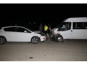 Adana’da Otomobil Ve Minibüs Çarpıştı: 3 Yaralı