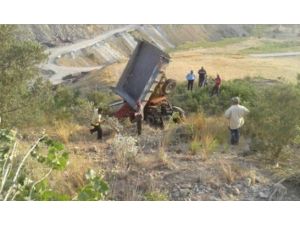 Freni Patlayan Traktör Şarampole Devrildi: 3 Yaralı