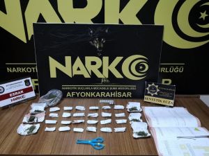 Zehir Taciri Polisi Görünce Karısını Bırakıp Kaçtı