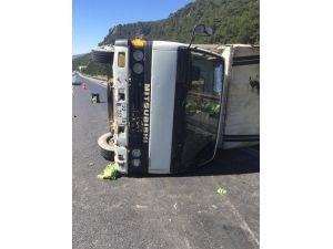 Tarsus’ta Sebze Yüklü Kamyon Devrildi: 2 Yaralı