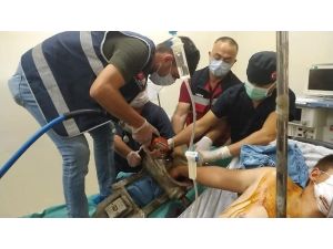 Eli Salça Makinasına Sıkışan Genç İçin Doktorlar Ve İtfaiye Seferber Oldu