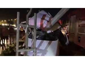 Aydınlatma direğine çarpan otomobil ikiye bölündü