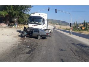 Tır İle Otomobil Çarpıştı: 2 Yaralı
