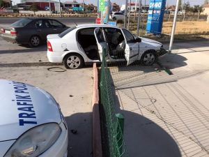 Kontrolden Çıkan Otomobil Akaryakıt İstasyonuna Girdi: 3 Yaralı
