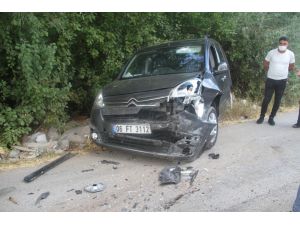 Otomobil İle Hafif Ticari Araç Çarpıştı: 3 Yaralı