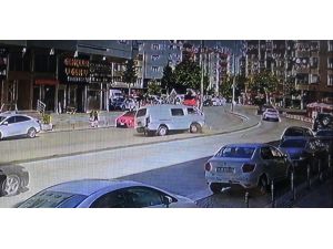 Tansiyonu Düşen Sürücü Refüjdeki Elektrik Direğine Çarptı