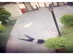 Genç Kızın 4. Kattan Düşme Anı Güvenlik Kamerasında