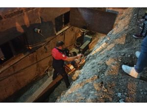 İnşaat Çukuruna Düşen Adamı İtfaiye Kurtardı