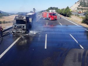 Gübre Yüklü Tır Otobanda Yandı