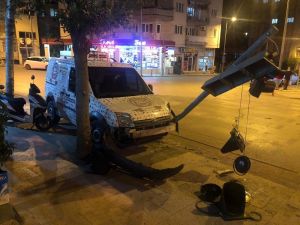 Direksiyon Hakimiyetini Kaybeden Sürücü Trafik Lambalarına Çarptı