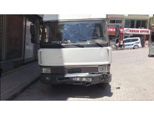 Freni Boşalan Kamyonet Park Halindeki Otomobile Çarptı