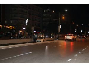 Otomobil Tramvay Yoluna Uçtu: 2 Yaralı