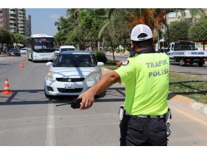 Polisi Gören Sürücüler Emniyet Kemerini Taktı