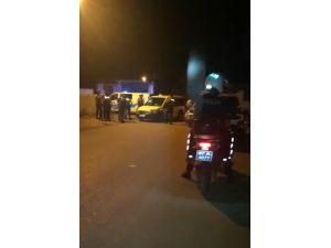 Uyuşturucu ticaretinden aranan şüpheliyi gözaltına alan polis ekibine taşlı saldırı