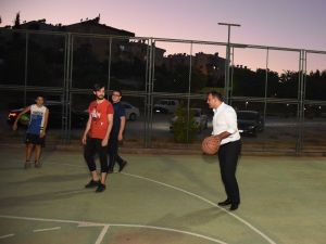 Başkan Yılmaz, Gençlerle Basketbol Oynadı