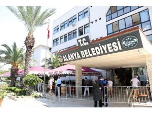 Alanya Belediye binası önünde hizmet çadırı kuruldu, sirkülasyon azaltıldı